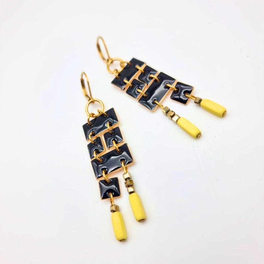Boucles d’oreilles graphiques noir & or – résine émaillée et hématite – Image 3