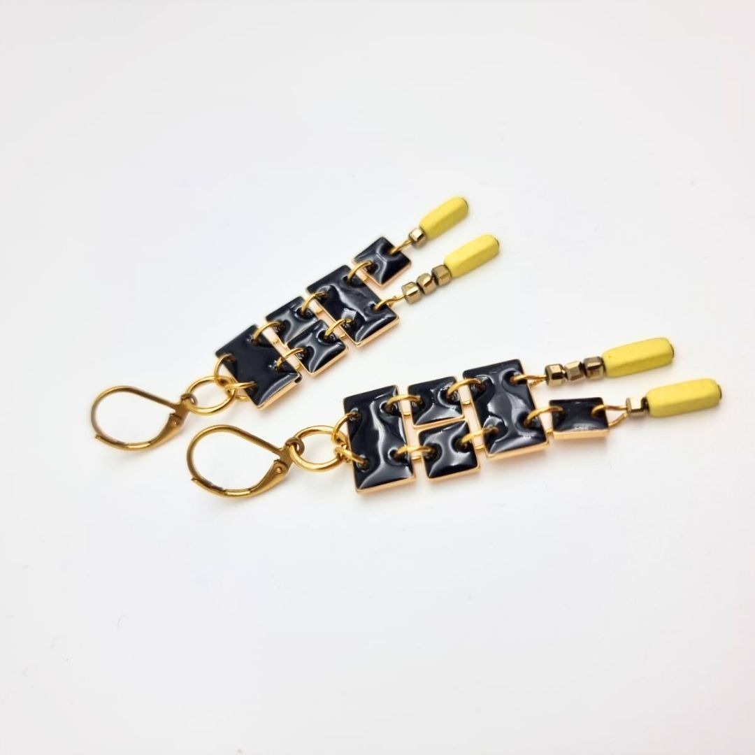 Boucles d’oreilles graphiques noir & or – résine émaillée et hématite – Image 2