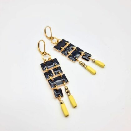 Boucles d’oreilles graphiques noir & or – résine émaillée et hématite