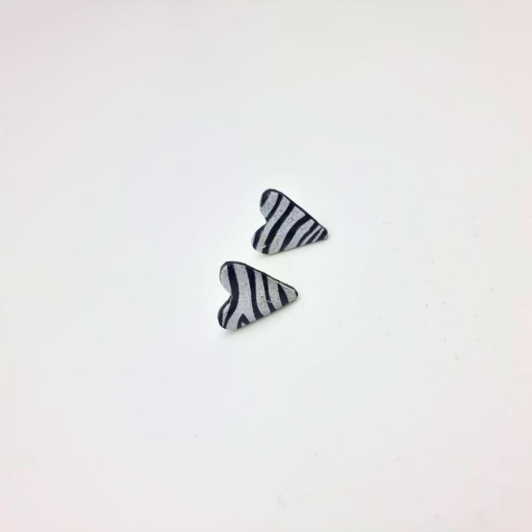 Boucles d’oreilles cœur graphiques noir & blanc – Polymère sérigraphié – Image 3