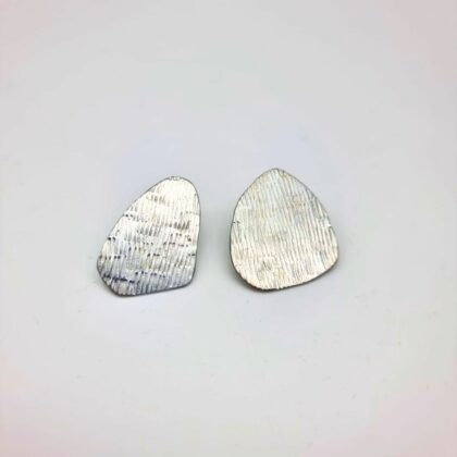 Boucles d’oreilles asymétriques Éclat – Aluminium martelé – Création artisanale Charly&Kty