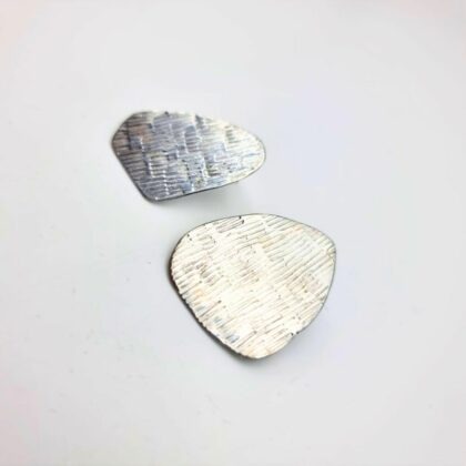 Boucles d’oreilles asymétriques Éclat – Aluminium martelé – Création artisanale Charly&Kty