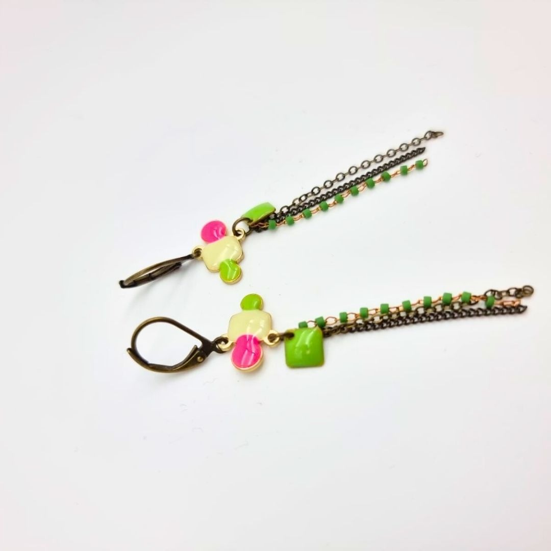 Boucles d’oreilles pendantes colorées en sequin émaillé et chaîne perlée – Charly&Kty – Image 2