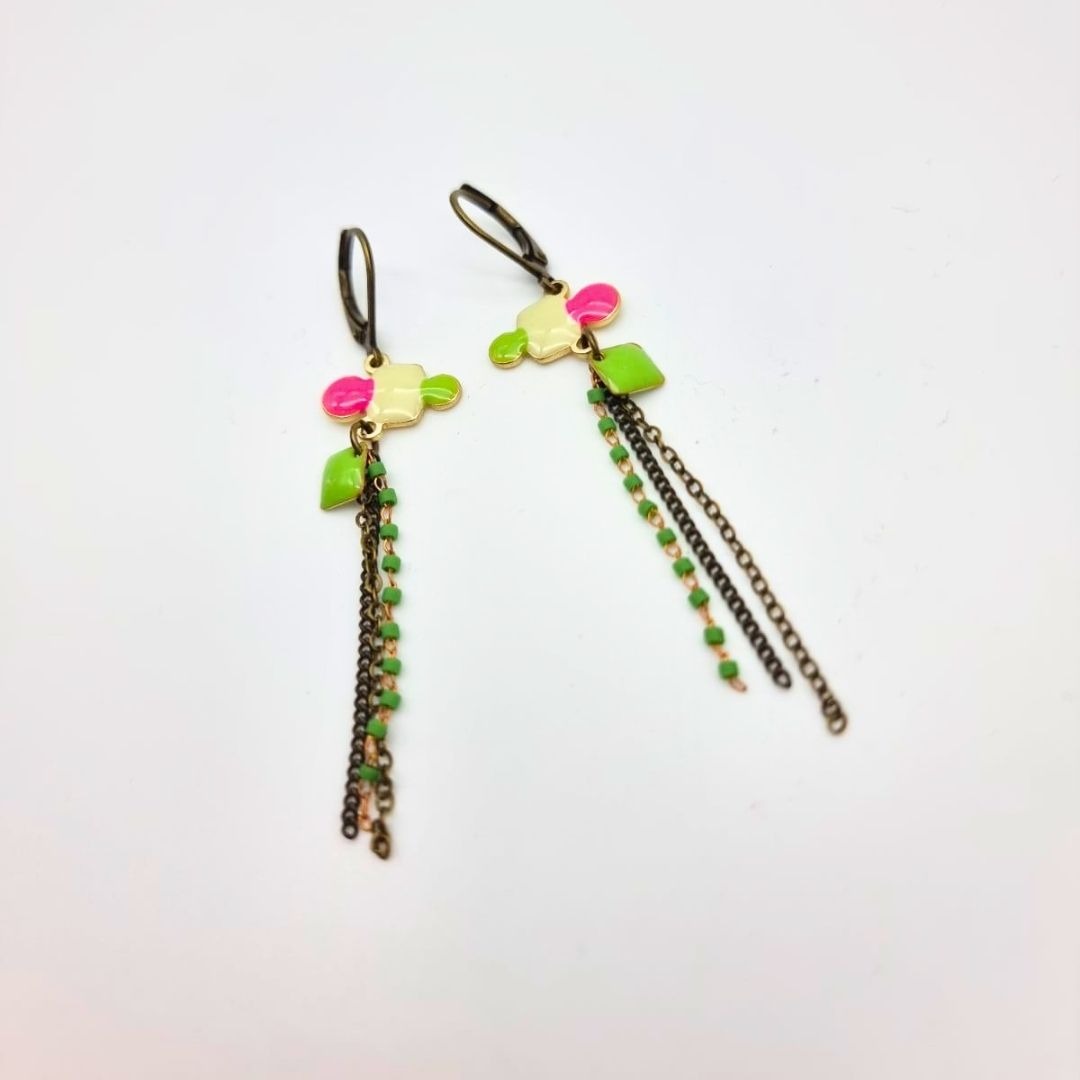 Boucles d’oreilles pendantes colorées en sequin émaillé et chaîne perlée – Charly&Kty – Image 3
