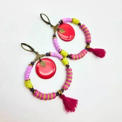 Boucles d’oreilles colorées avec sequin rose – Bijou artisanal – Prix doux