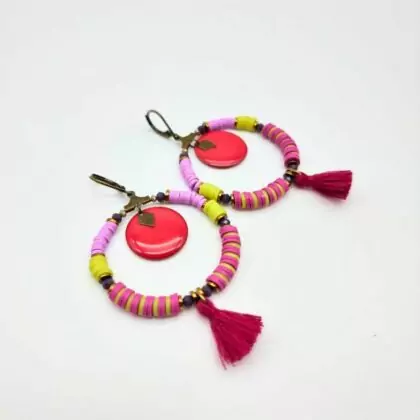 Boucles d’oreilles colorées avec sequin rose – Bijou artisanal – Prix doux