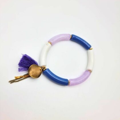 Bracelet en perles de résine bleu, blanc et lilas avec pompon en coton