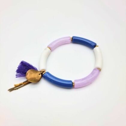 Bracelet en perles de résine bleu, blanc et lilas avec pompon en coton