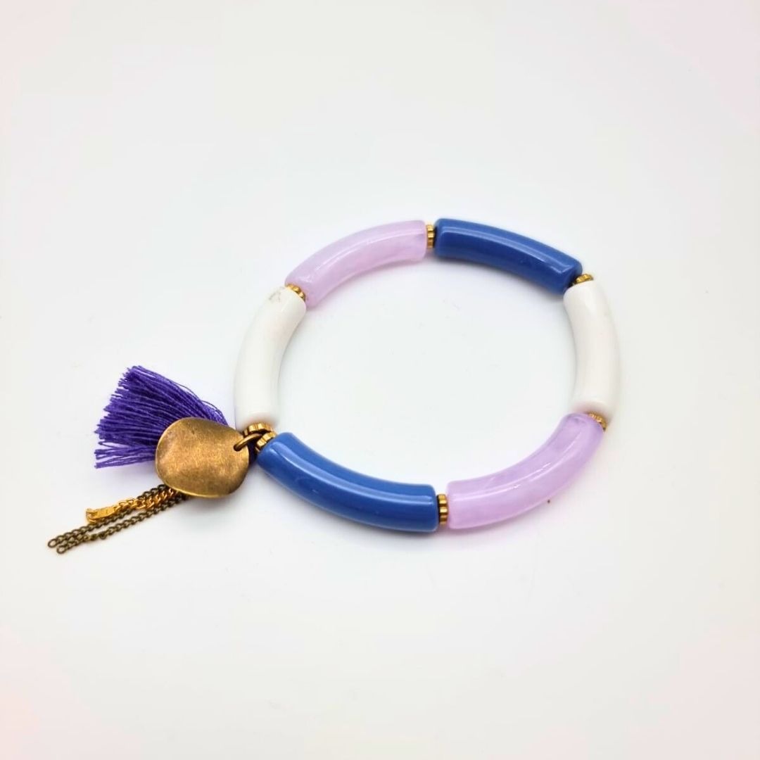 Bracelet en perles de résine bleu, blanc et lilas avec pompon en coton – Image 2