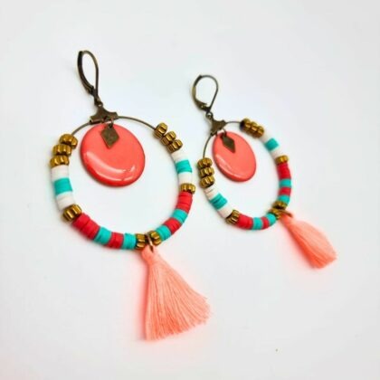 Boucles d’oreilles colorées avec sequin corail – Bijou artisanal – Prix doux