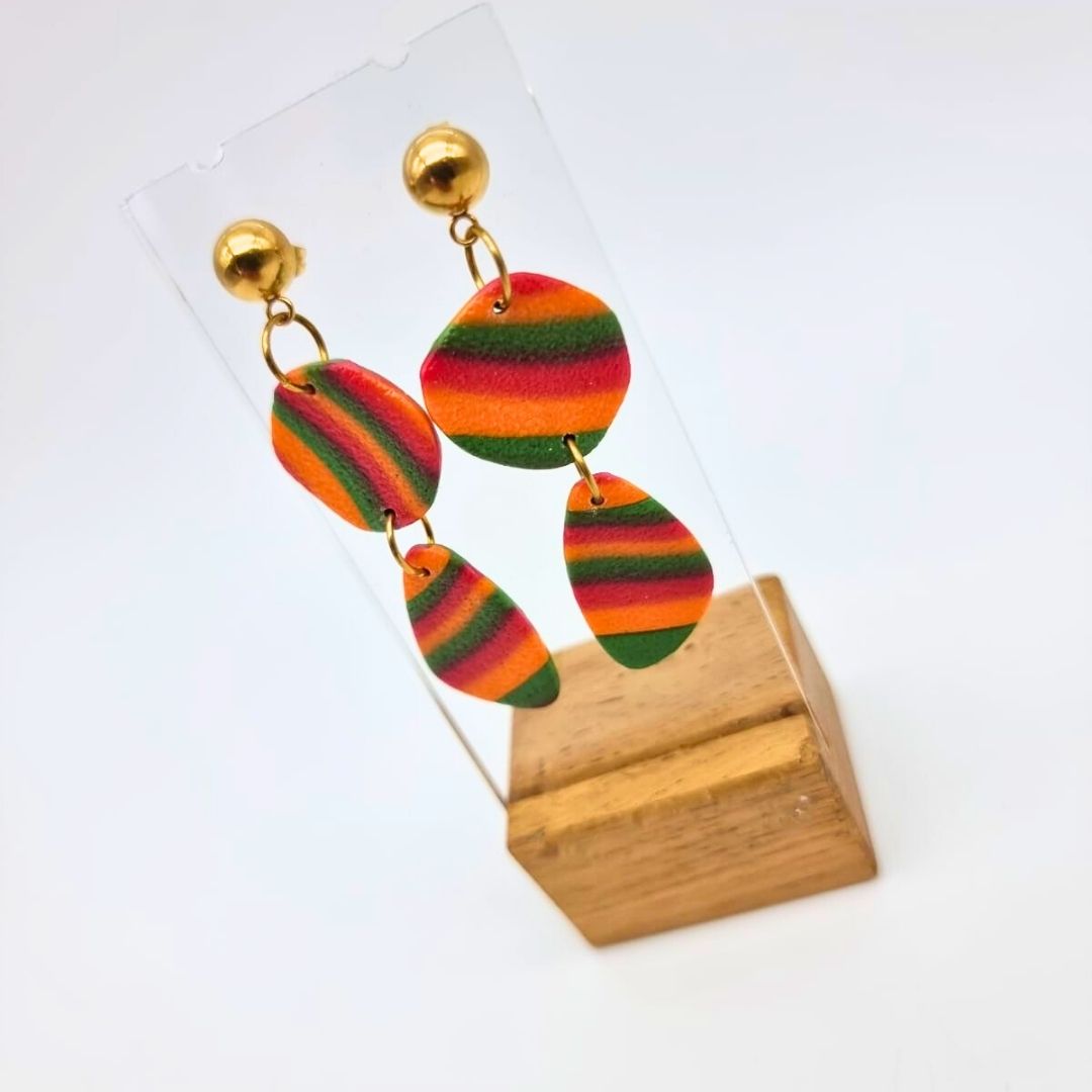 Boucles d’oreilles rayées en polymère et résine – Bijou artisanal coloré – Prix doux – Image 2