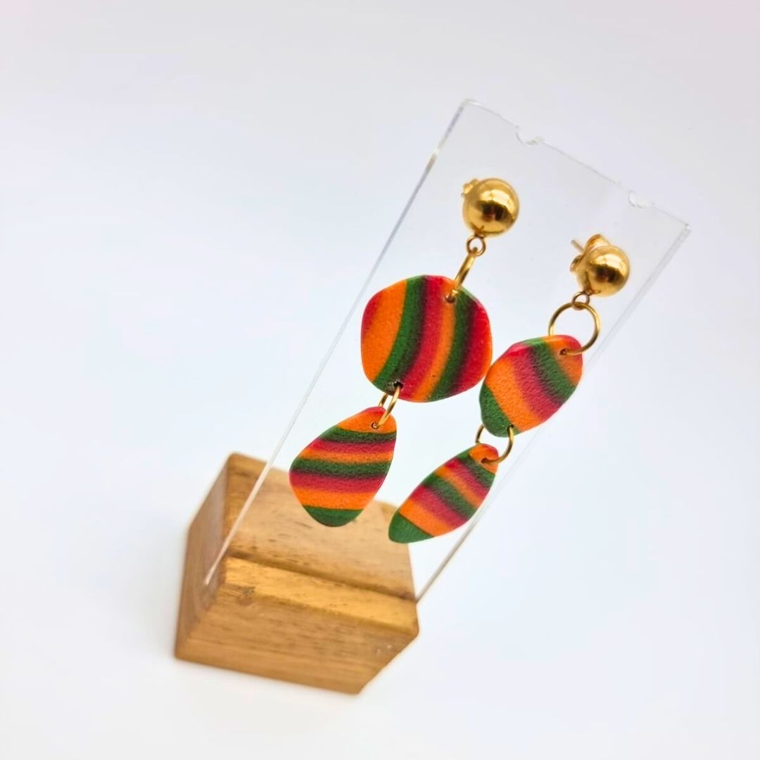 Boucles d’oreilles rayées en polymère et résine – Bijou artisanal coloré – Prix doux – Image 3