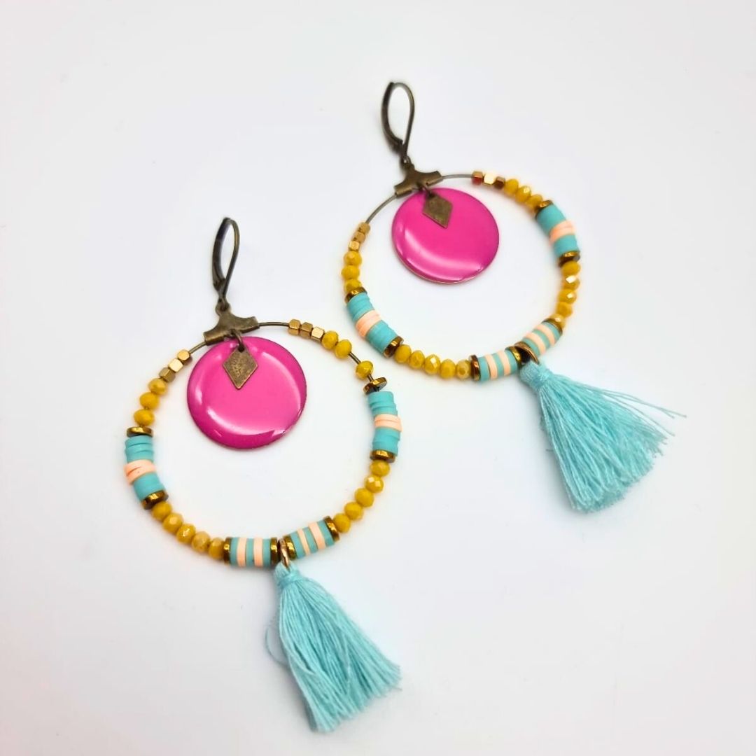 Boucles d’oreilles colorées avec pompon – Bijou artisanal – Prix doux – Image 3