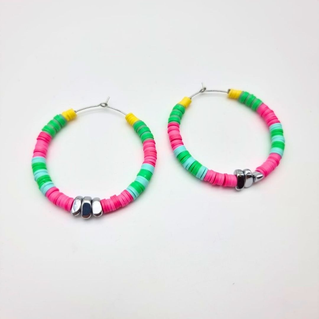 Boucles d’oreilles créoles en acier inoxydable, perles Heishi et hématite – Image 2