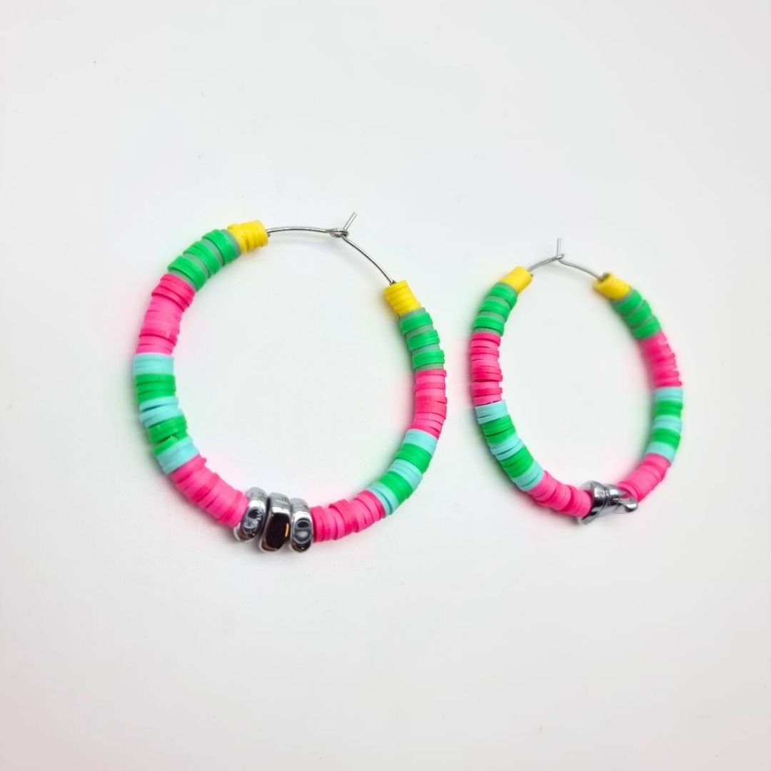 Boucles d’oreilles créoles en acier inoxydable, perles Heishi et hématite – Image 3