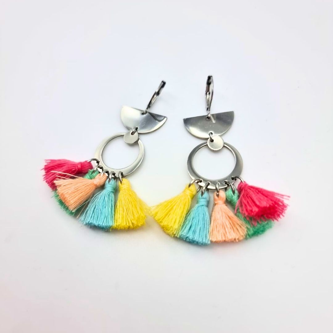 Boucles d’oreilles en acier inoxydable avec pompons en coton multicolores – Image 3