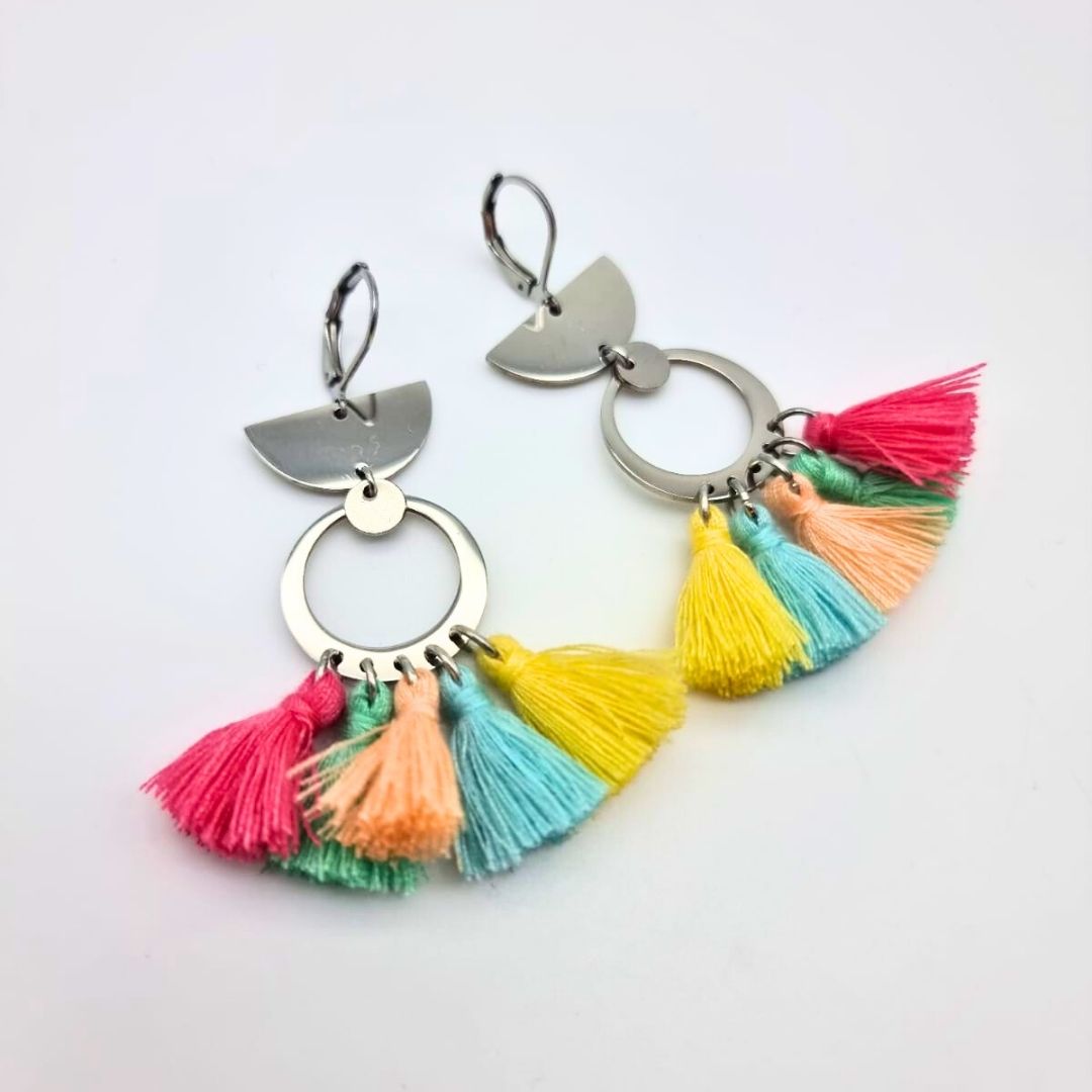 Boucles d’oreilles en acier inoxydable avec pompons en coton multicolores – Image 2