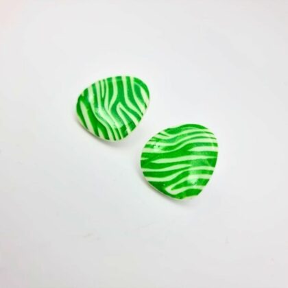 Boucles d’oreilles vertes en polymère sérigraphié – clous artisanaux graphiques