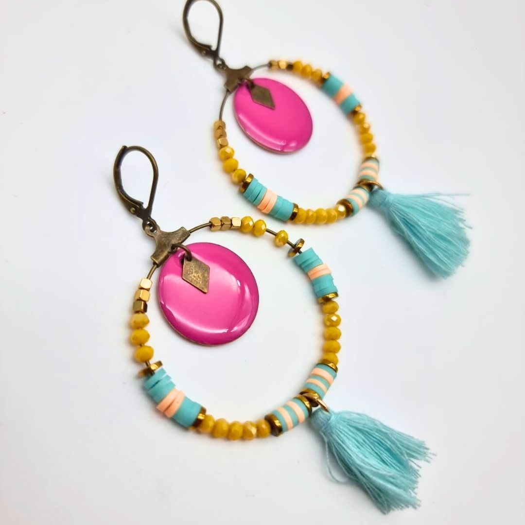 Boucles d’oreilles colorées avec pompon – Bijou artisanal – Prix doux – Image 2