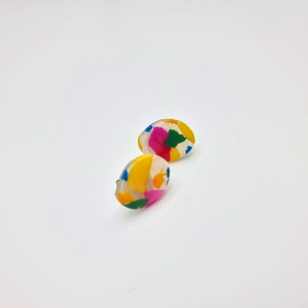 Boucles d’oreilles puces multicolores en polymère – fait main