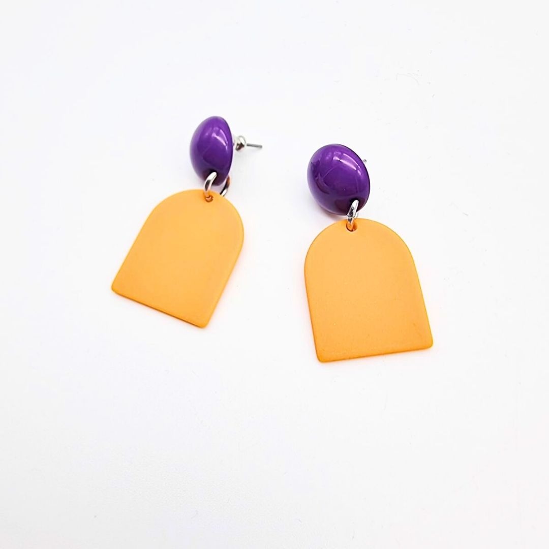 Boucles d’oreilles graphiques violettes et moutarde en résine – création artisanale – Image 3