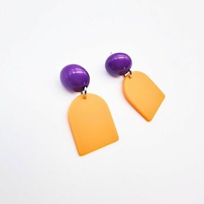 Boucles d’oreilles graphiques violettes et moutarde en résine – création artisanale