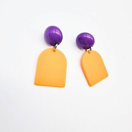 Boucles d’oreilles graphiques violettes et moutarde en résine – création artisanale