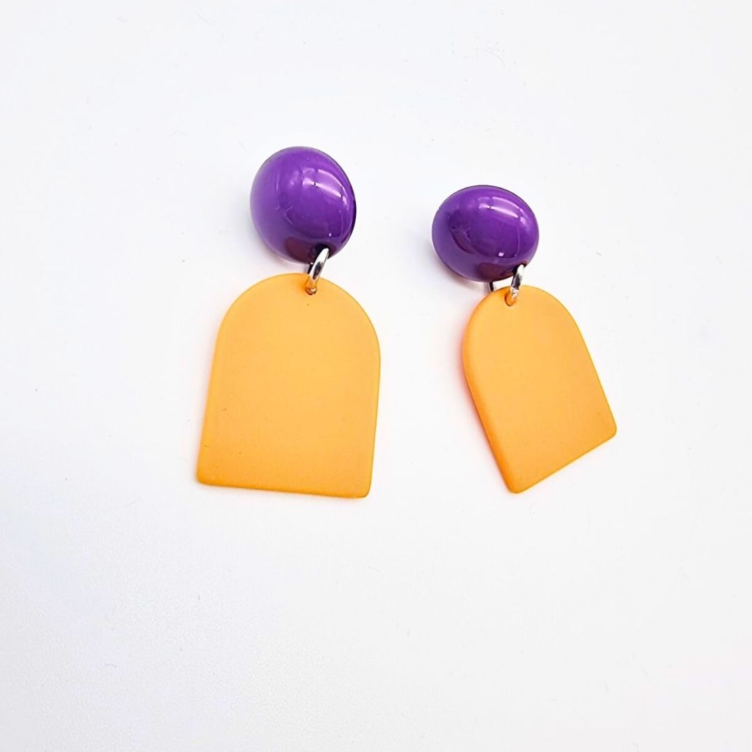 Boucles d’oreilles graphiques violettes et moutarde en résine – création artisanale – Image 2