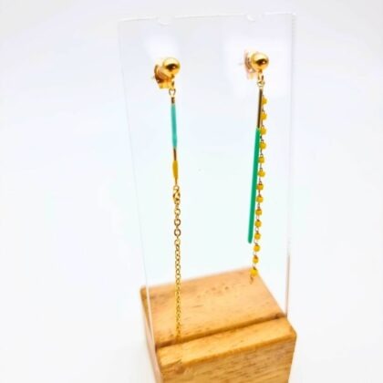 Boucles d’oreilles asymétriques dorées – Acier inoxydable – Design graphique léger