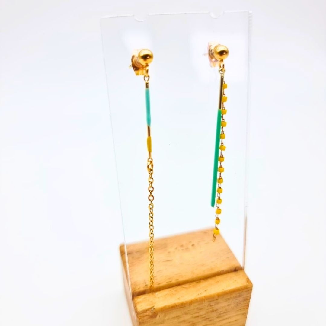 Boucles d’oreilles asymétriques dorées – Acier inoxydable – Design graphique léger – Image 2