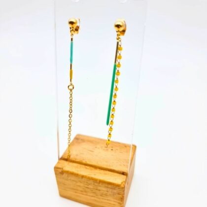 Boucles d’oreilles asymétriques dorées – Acier inoxydable – Design graphique léger