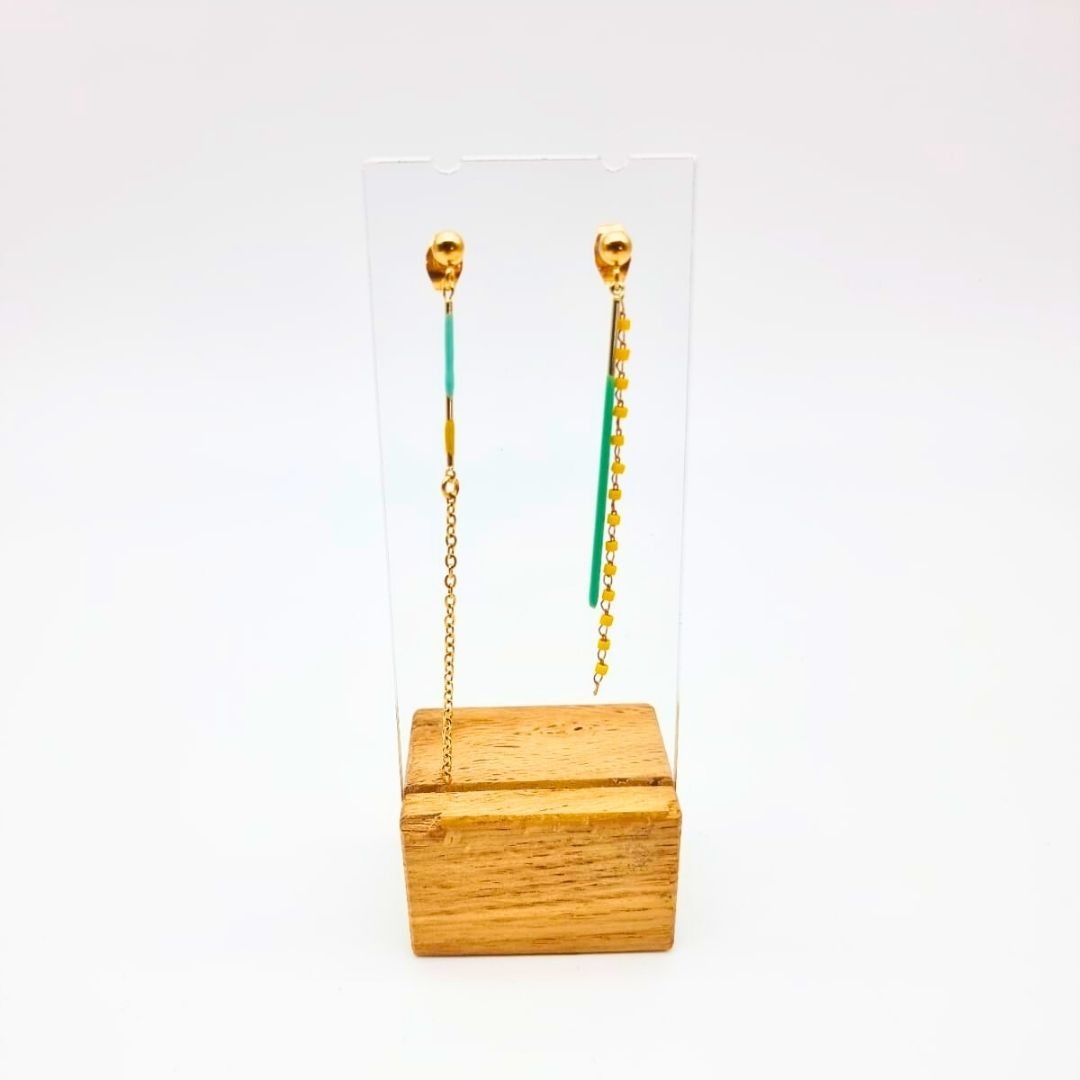 Boucles d’oreilles asymétriques dorées – Acier inoxydable – Design graphique léger – Image 3