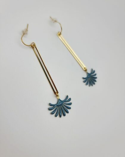 Boucles d&rsquo;oreilles Azur | Ginkgo bleu et laiton doré – Charly & Kty