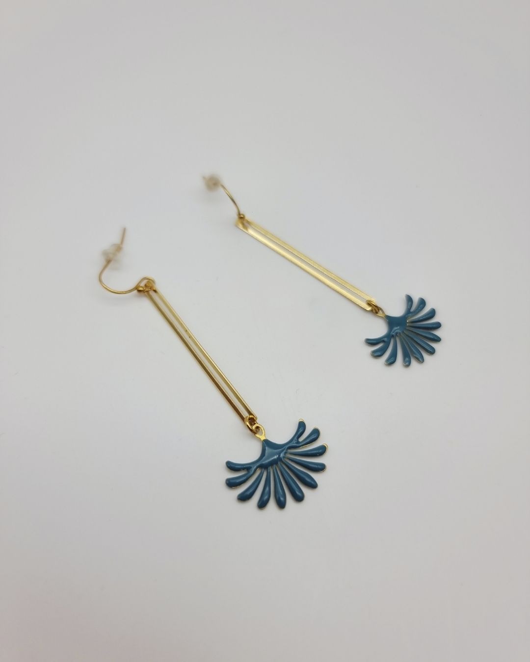 Boucles d'oreilles Azur | Ginkgo bleu et laiton doré – Charly & Kty – Image 2