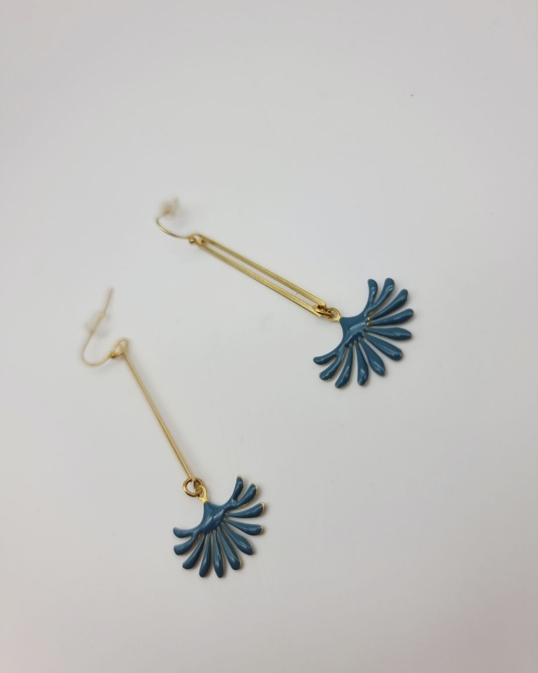 Boucles d'oreilles Azur | Ginkgo bleu et laiton doré – Charly & Kty – Image 3