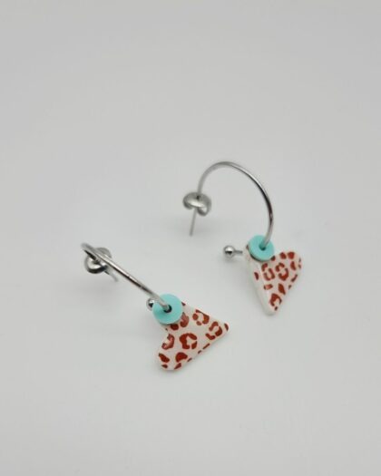 Boucles d&rsquo;oreilles Amore Léopard | Cœur léopard en pâte polymère – Charly & Kty