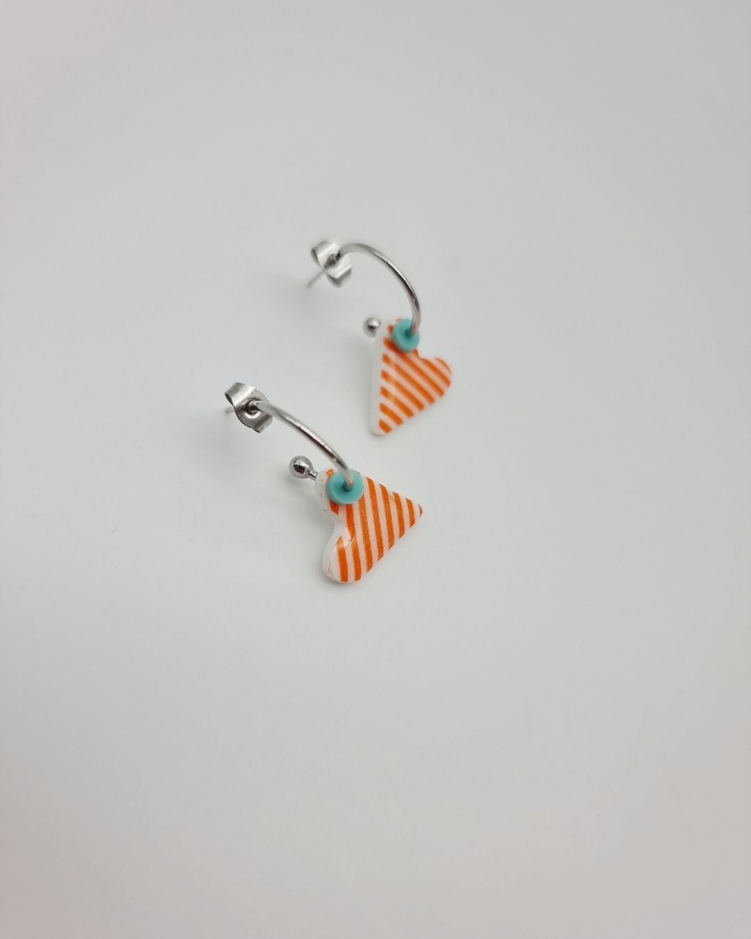 Boucles d'oreilles Amore Marinière | Cœur rayé en pâte polymère – Charly & Kty – Image 2
