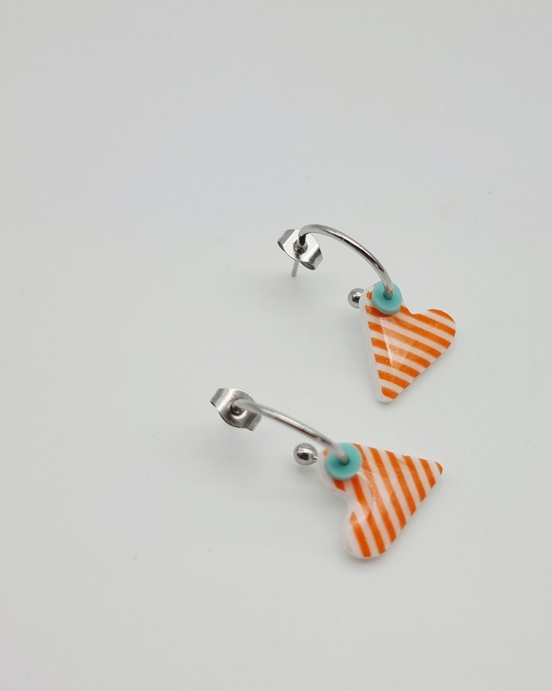 Boucles d'oreilles Amore Marinière | Cœur rayé en pâte polymère – Charly & Kty – Image 3