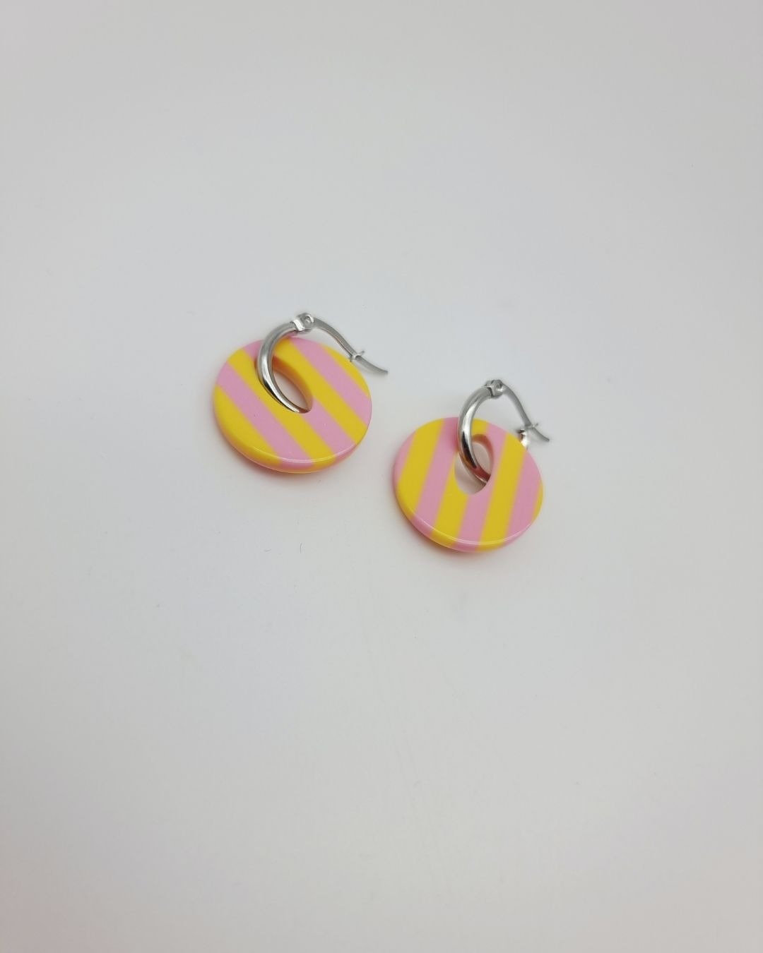 Boucles Rayures Pop Océan | Créoles acier et acétate rayé – Charly & Kty – Image 4