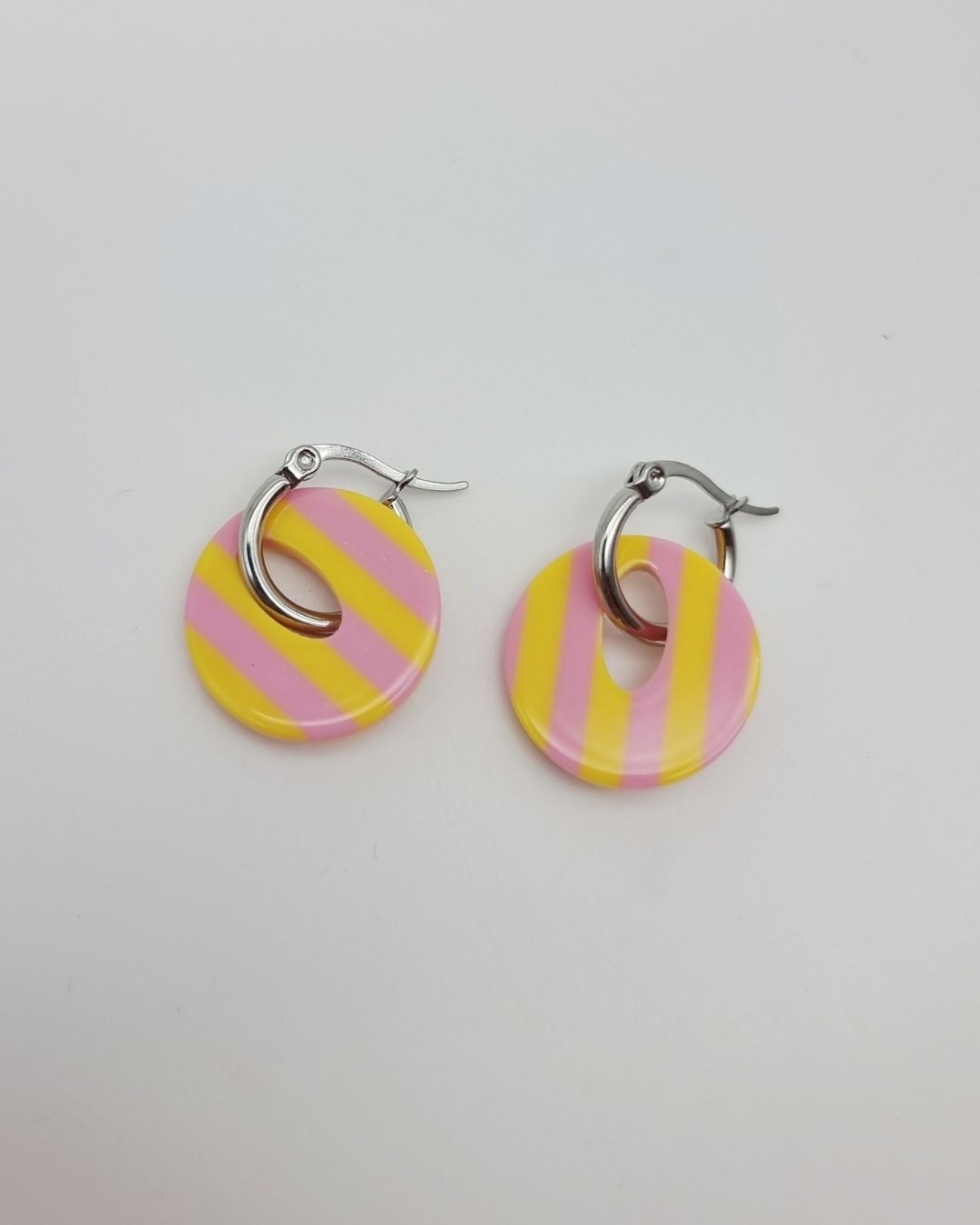 Boucles Rayures Pop Océan | Créoles acier et acétate rayé – Charly & Kty – Image 2