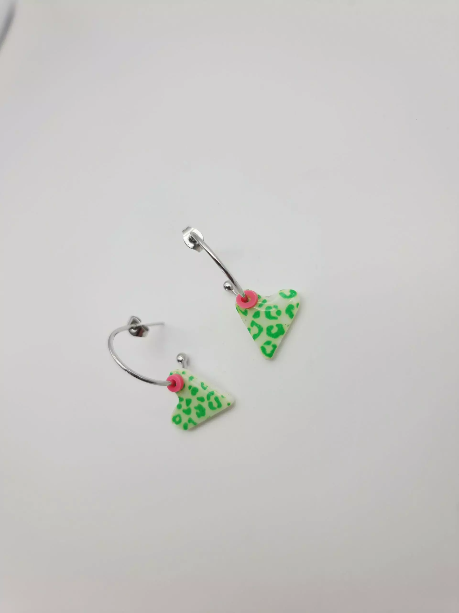 Boucles d'oreilles Amore Léopard | Cœur léopard en pâte polymère – Charly & Kty – Image 2