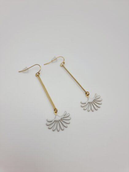 Boucles d’oreilles Azur | Ginkgo blanc et laiton doré – Charly & Kty