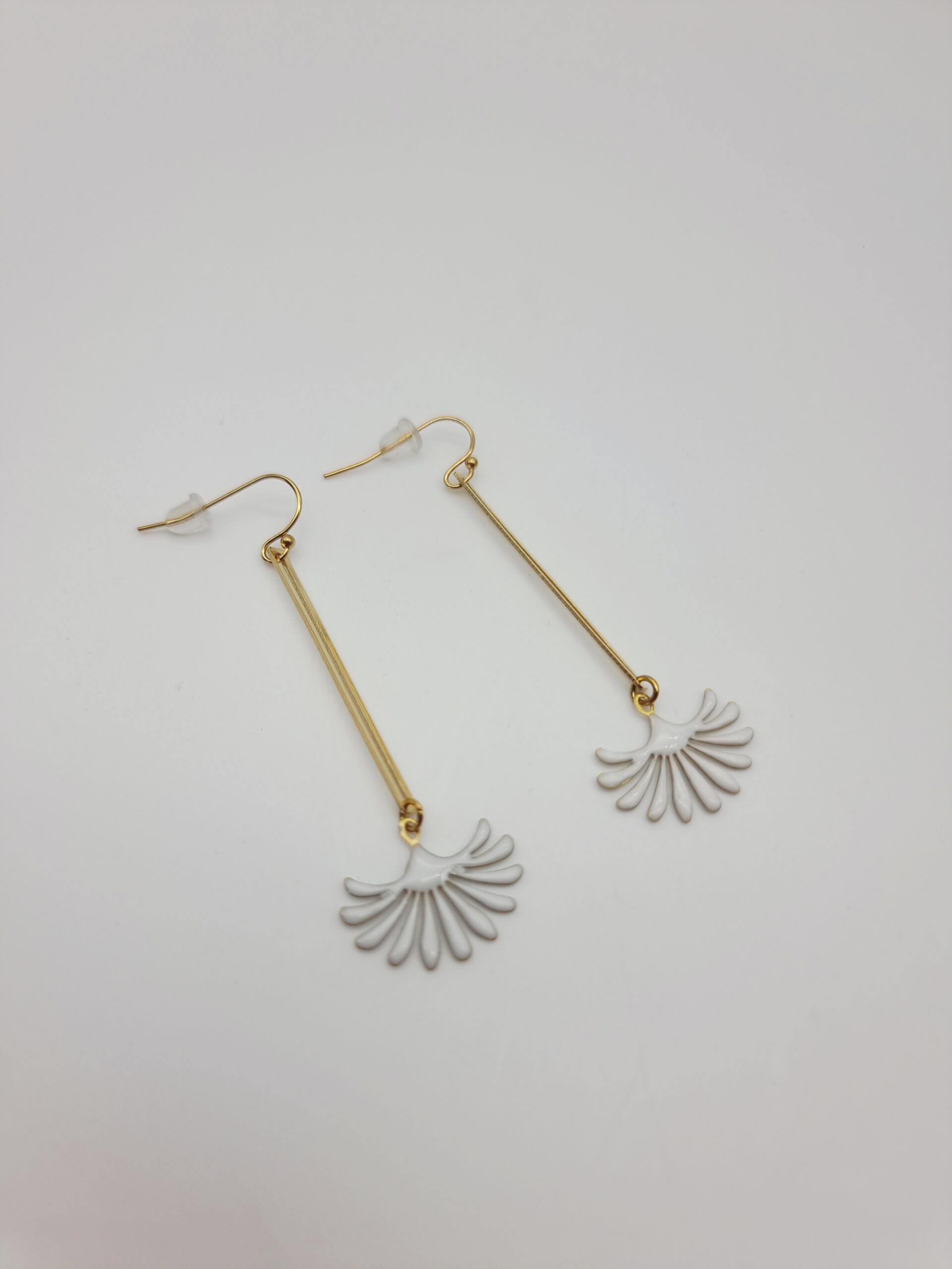 Boucles d'oreilles Azur | Ginkgo blanc et laiton doré – Charly & Kty