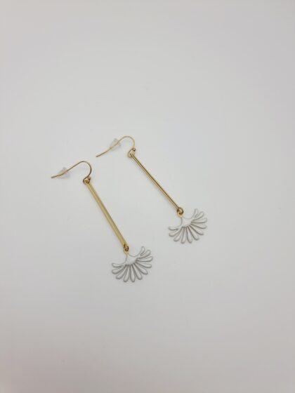 Boucles d’oreilles Azur | Ginkgo blanc et laiton doré – Charly & Kty