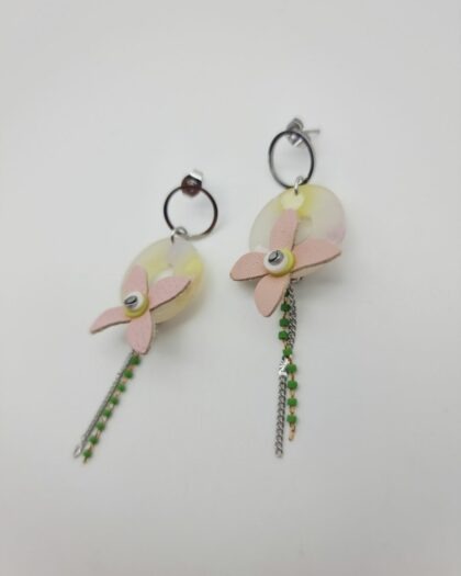 Boucles d’oreilles Fleur de Rosée – Fleurs en cuir, nacre et acier inoxydable | Collection Échappées Belles