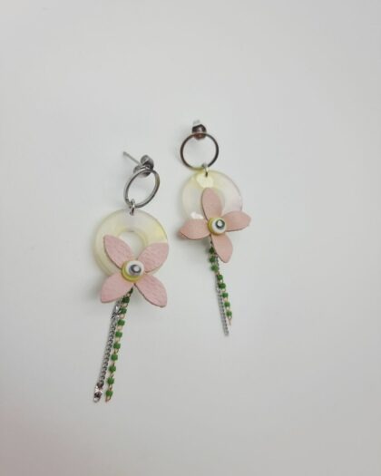 Boucles d’oreilles Fleur de Rosée – Fleurs en cuir, nacre et acier inoxydable | Collection Échappées Belles