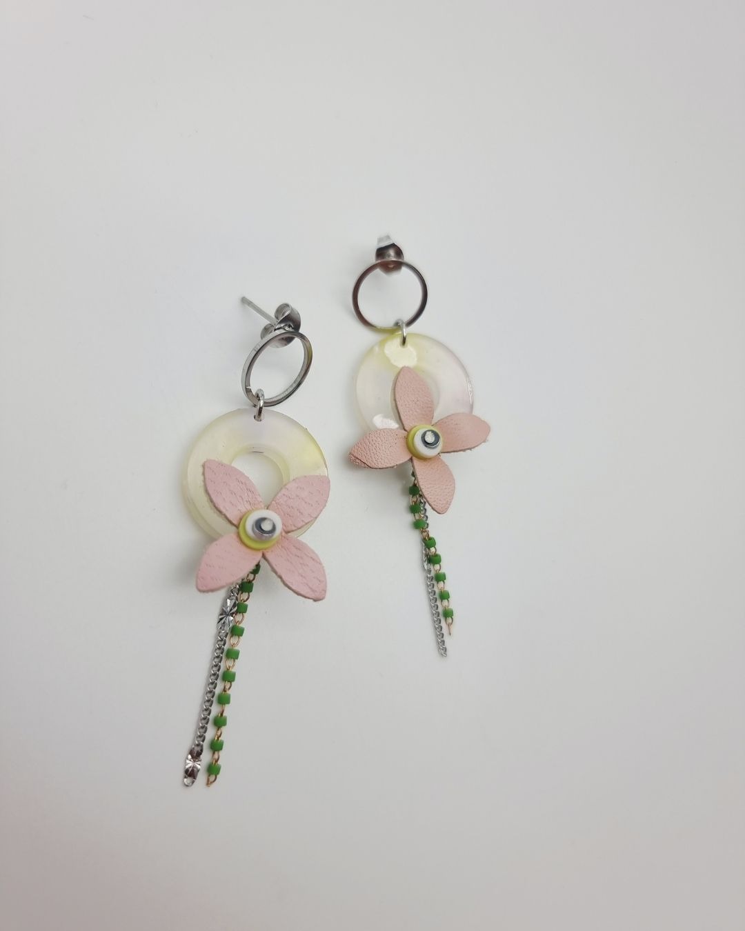 Boucles d'oreilles Fleur de Rosée – Fleurs en cuir, nacre et acier inoxydable | Collection Échappées Belles