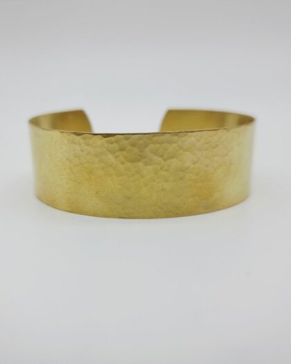 Bracelet jonc large martelé en laiton français – Bracelet artisanal ajustable – Charly & Kty
