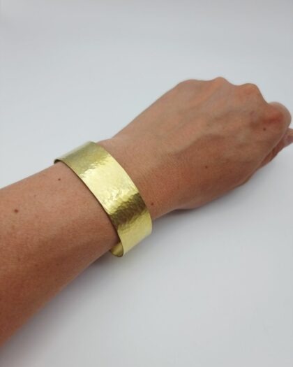 Bracelet jonc large martelé en laiton français – Bracelet artisanal ajustable – Charly & Kty