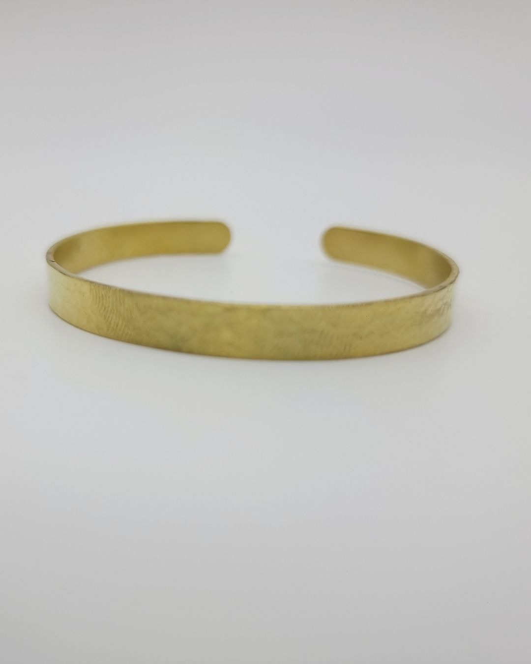 Bracelet jonc martelé en laiton – Bracelet artisanal ajustable – Charly & Kty – Image 3